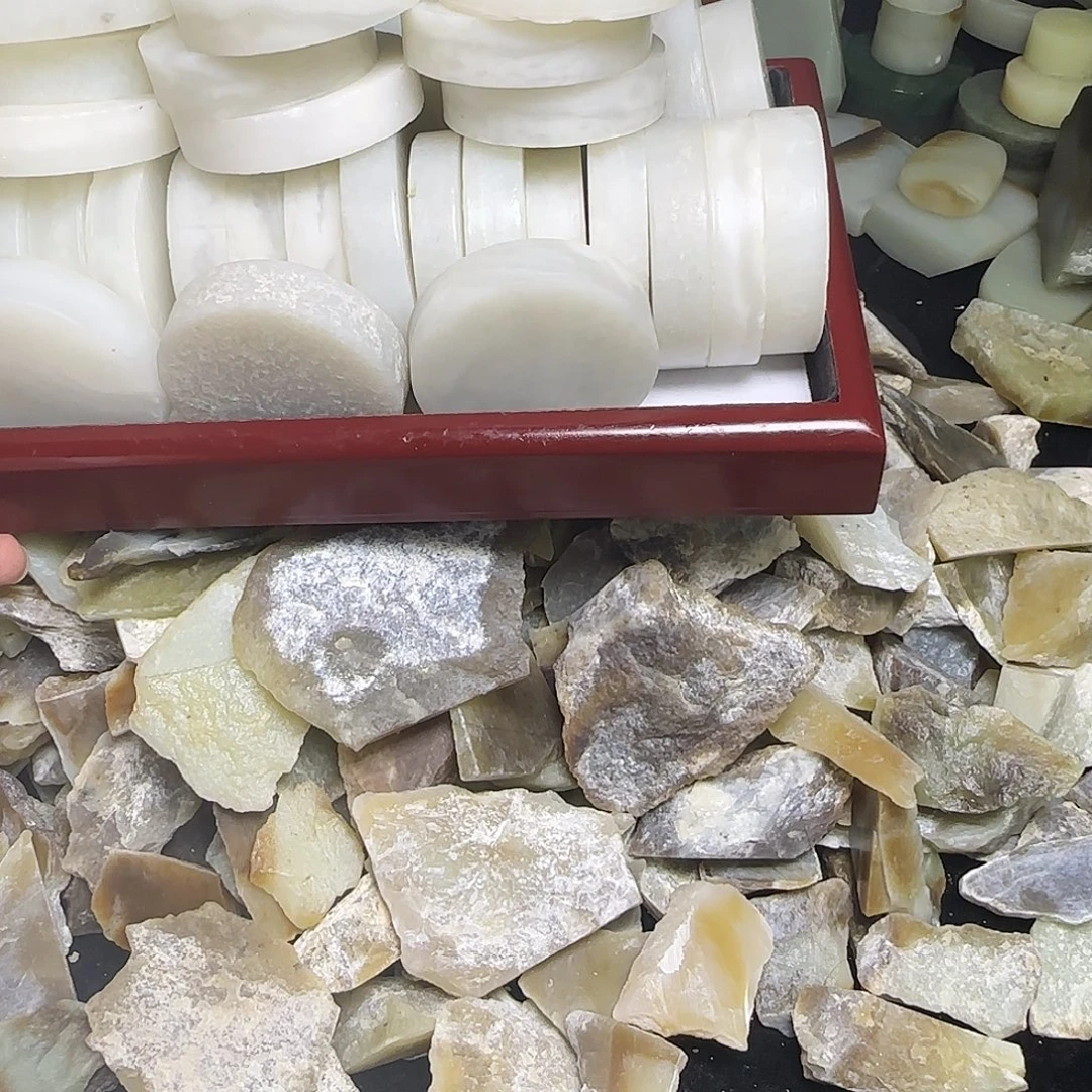 乐***核和田玉（糖玉）未镶嵌珠宝半成品