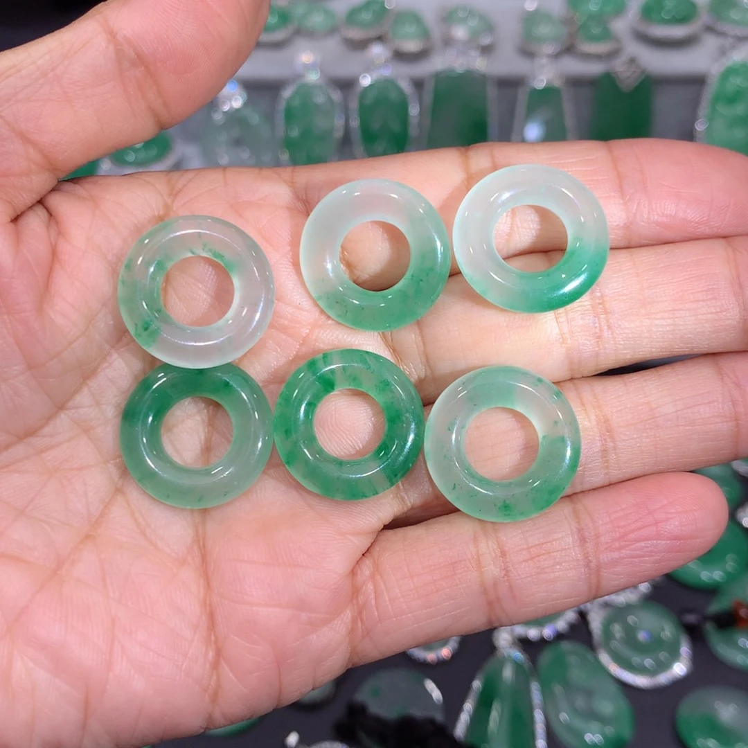 颈饰未镶嵌石英质玉（非洲翠）多样性发其一