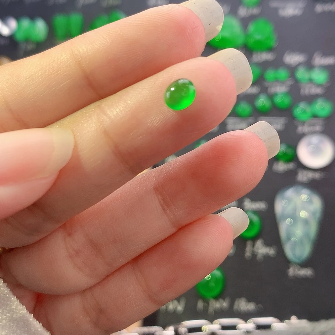 【闪购商品】翡翠未镶嵌颈饰小绿蛋