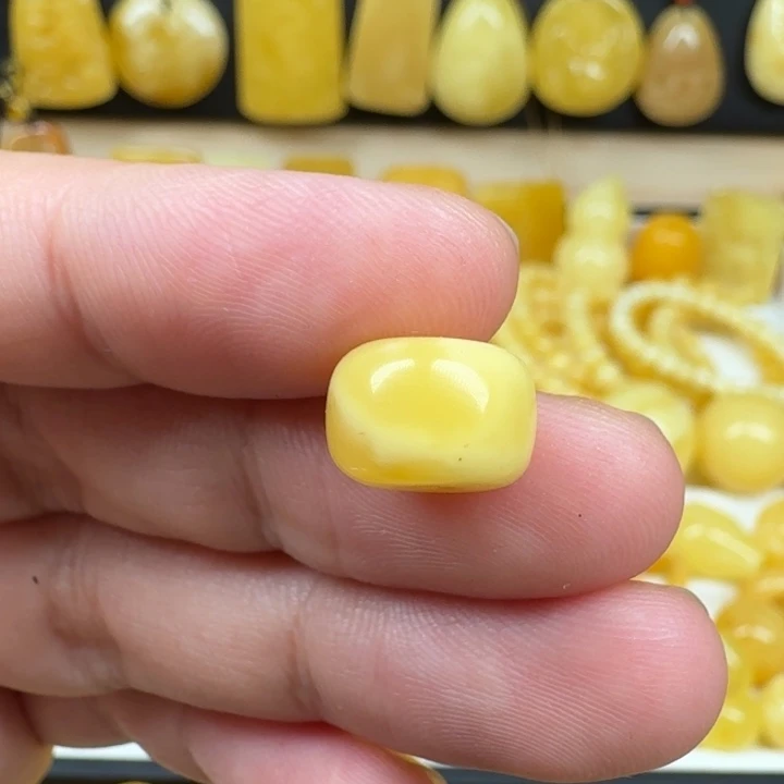 仲***涨蜜蜡未镶嵌珠宝奇石