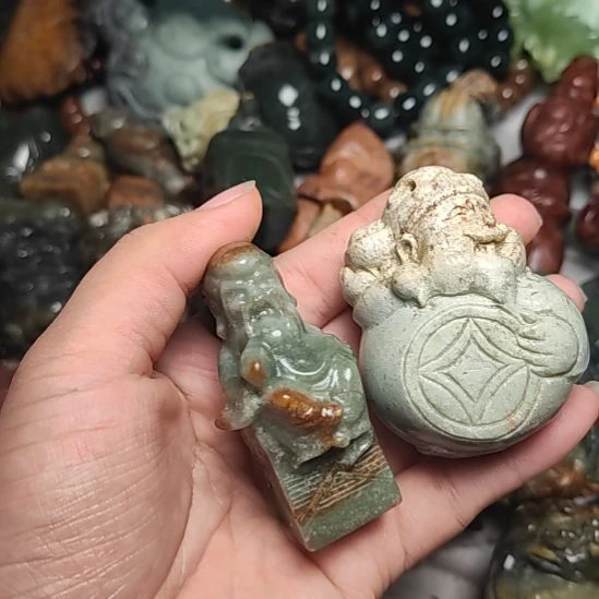 未镶嵌岫岩河磨玉（透闪石质玉）挂件