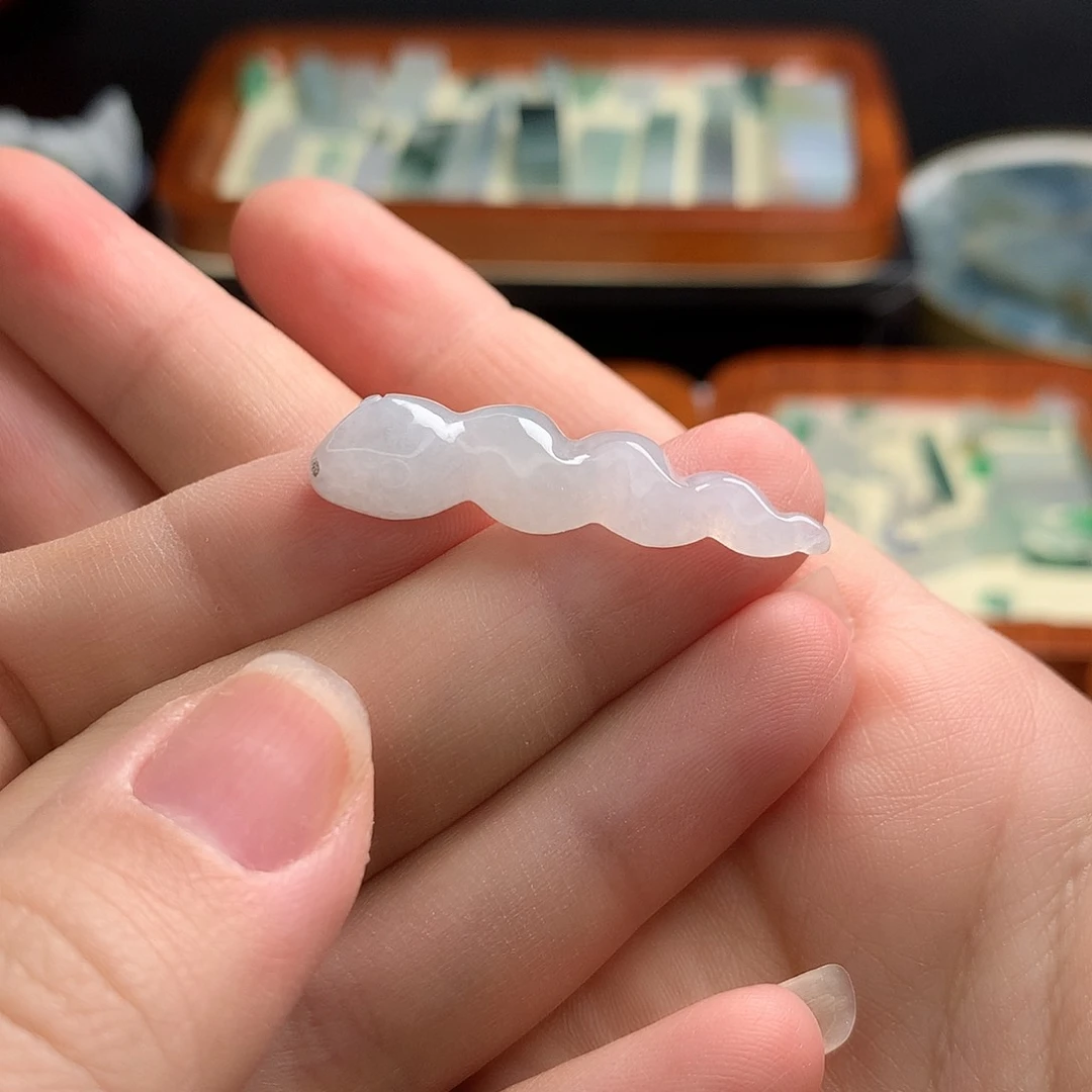 翡翠颈饰未镶嵌毛毛虫