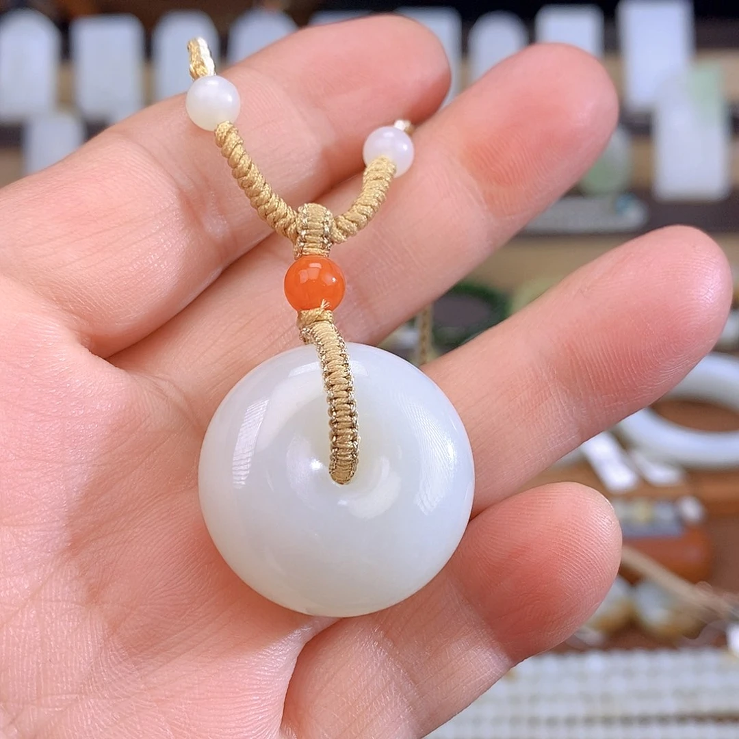 和田玉未镶嵌颈饰平安扣