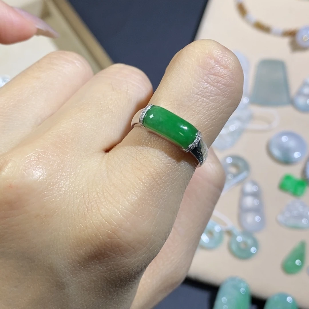 翡翠18K金镶嵌戒指