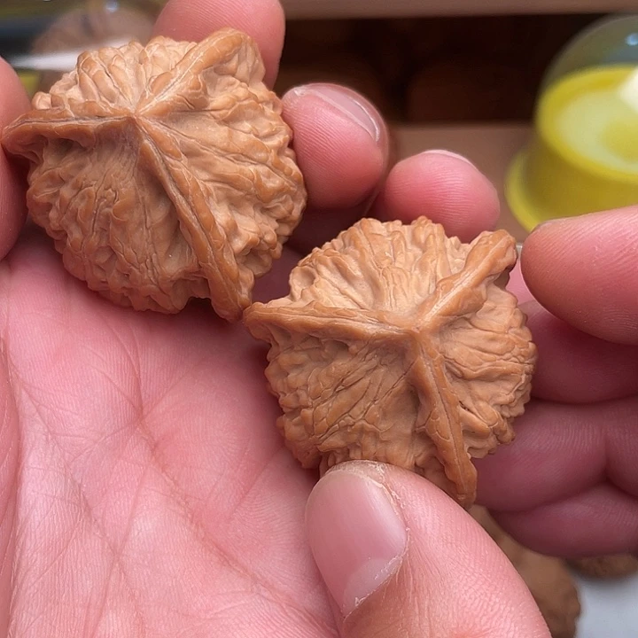 文玩核桃吊坠糖三角