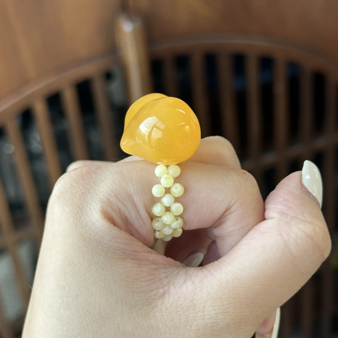 蜜蜡大屁桃加小米蜜蜡珠戒指