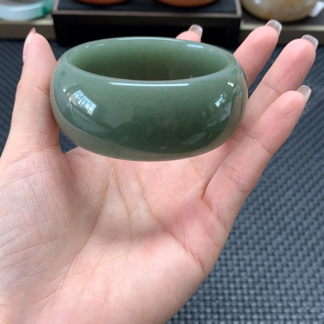 珍***妮石英岩玉未镶嵌手镯