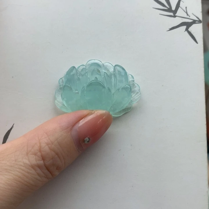岫玉未镶嵌颈饰牡丹花