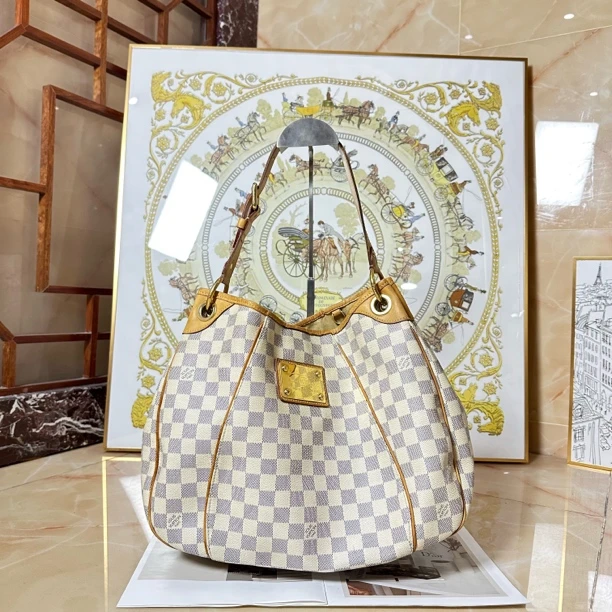 95新 LV 何为奢侈/ LV 南瓜手提腋下包 小号白棋盘格/KX8177