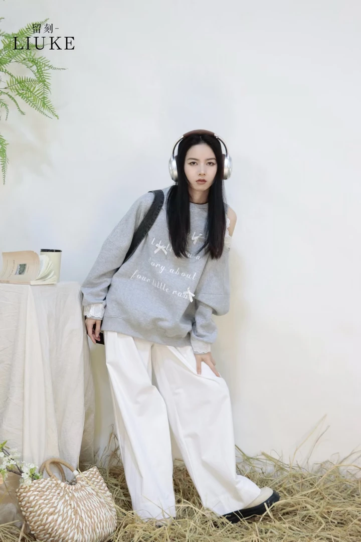 25年留刻露肩设计感字母印花蝴蝶结休闲卫衣女装