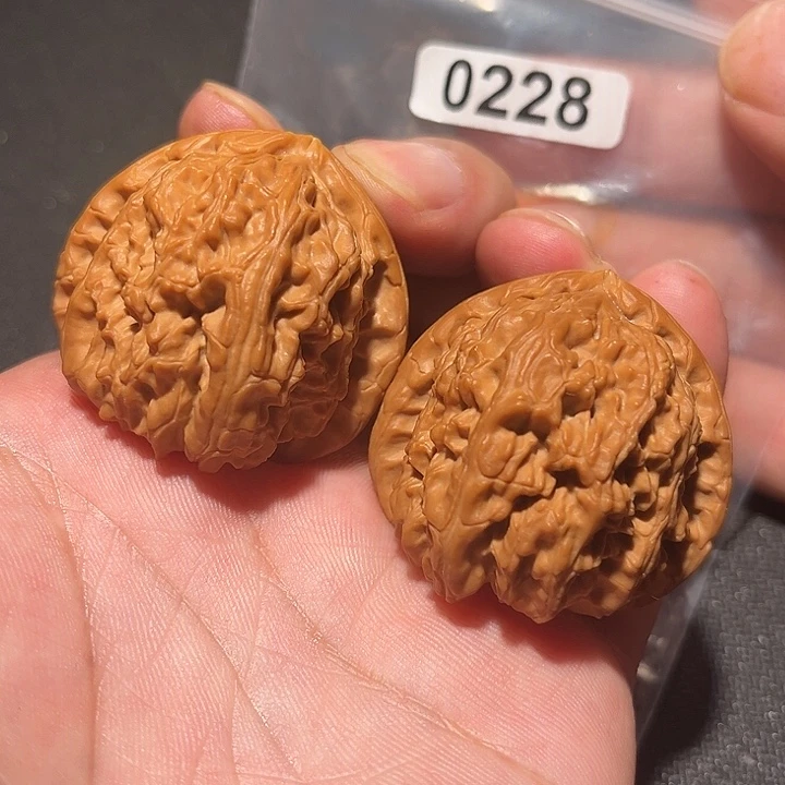 文玩核桃把件40三角白