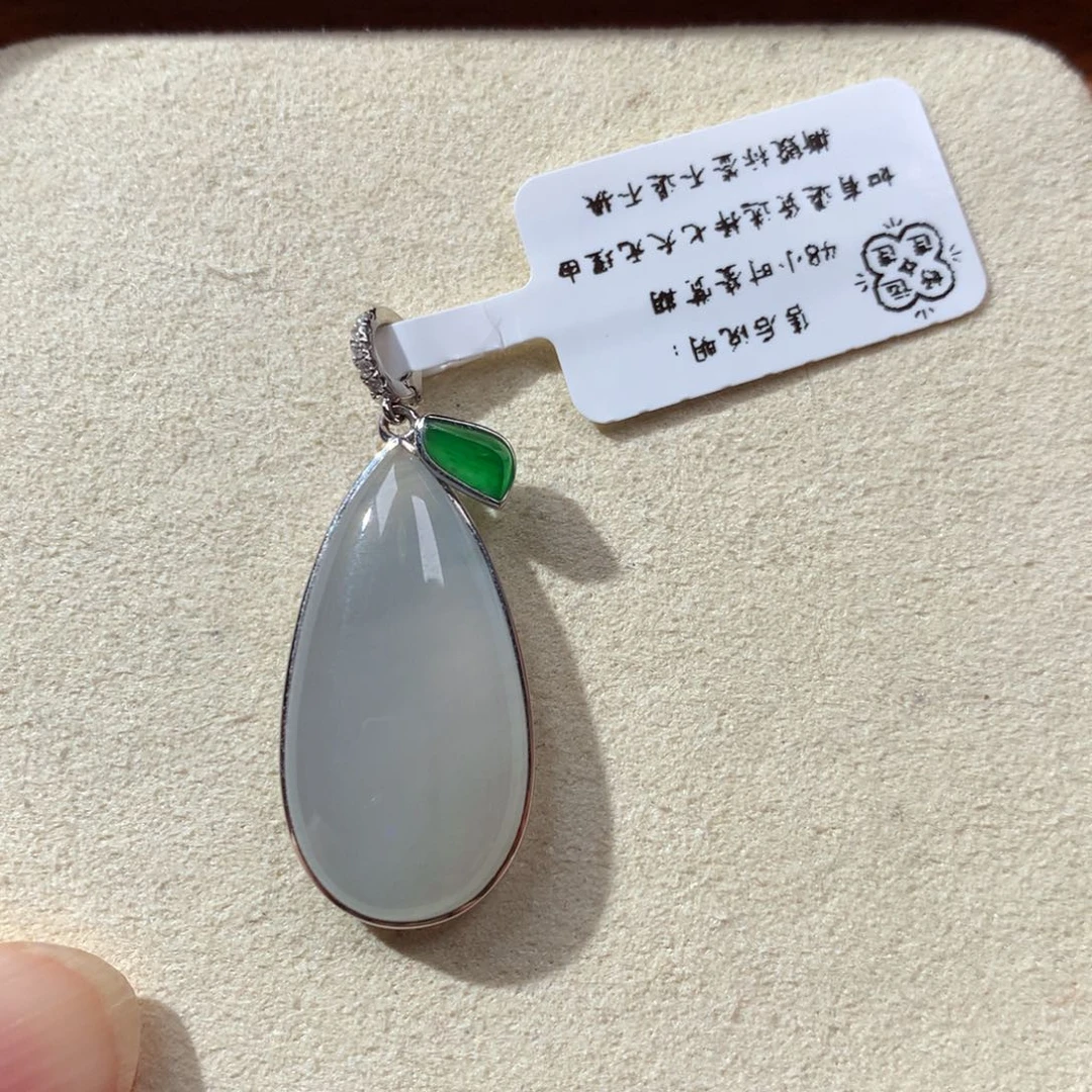 翡翠18K金镶嵌颈饰瓜