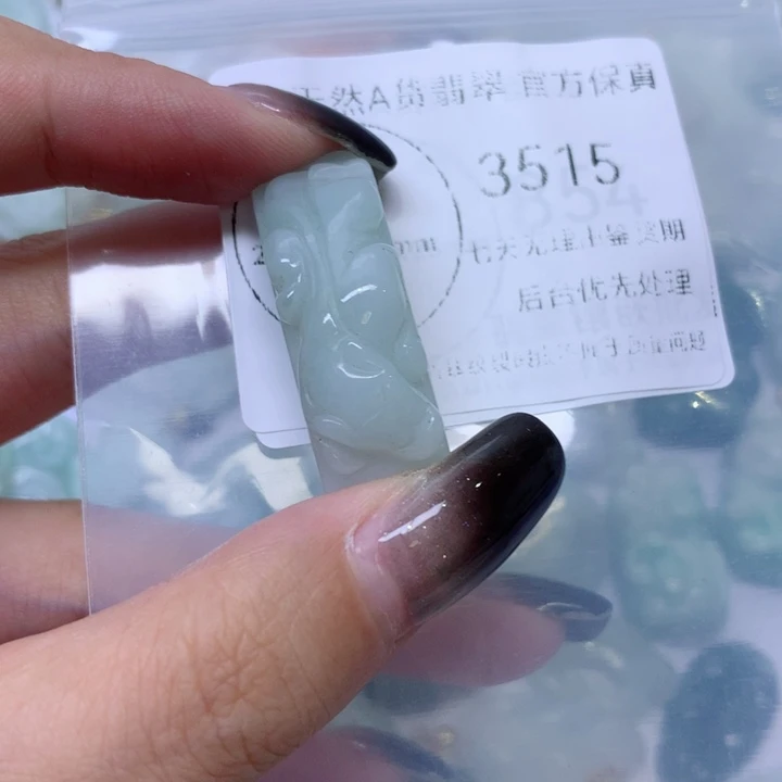 翡翠足银镀金镶嵌颈饰翡翠