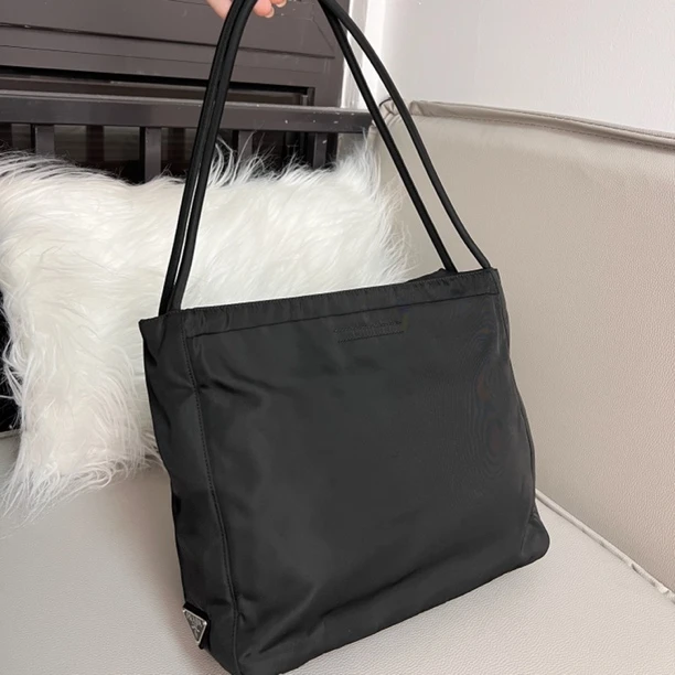 95新 Prada/普拉达 28cm侧标黑色尼龙降落伞单肩托特腋下包