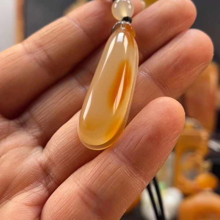 石英质玉（黄龙玉）合金吊坠(不含链)