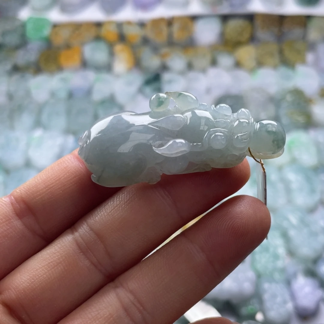 翡翠未镶嵌颈饰貔貅