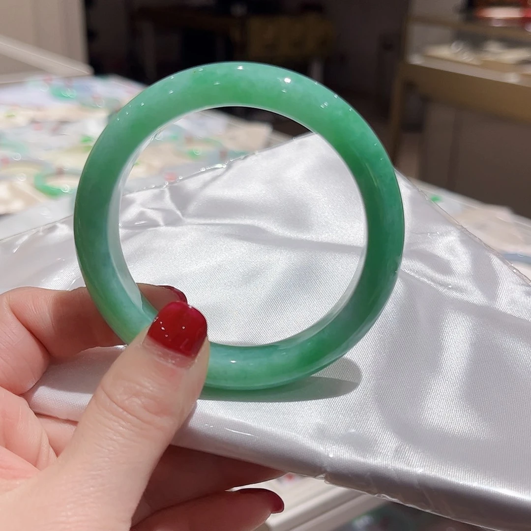 翡翠手镯未镶嵌翡翠手镯