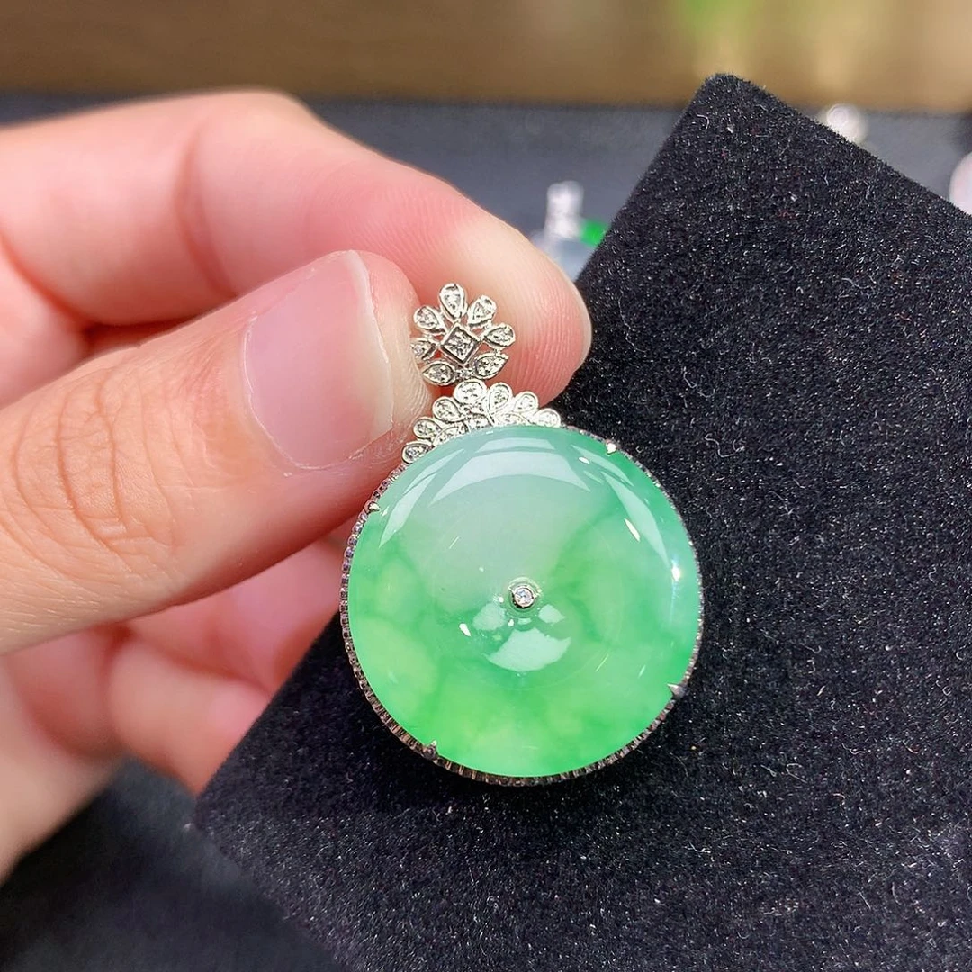 翡翠18K金镶嵌颈饰