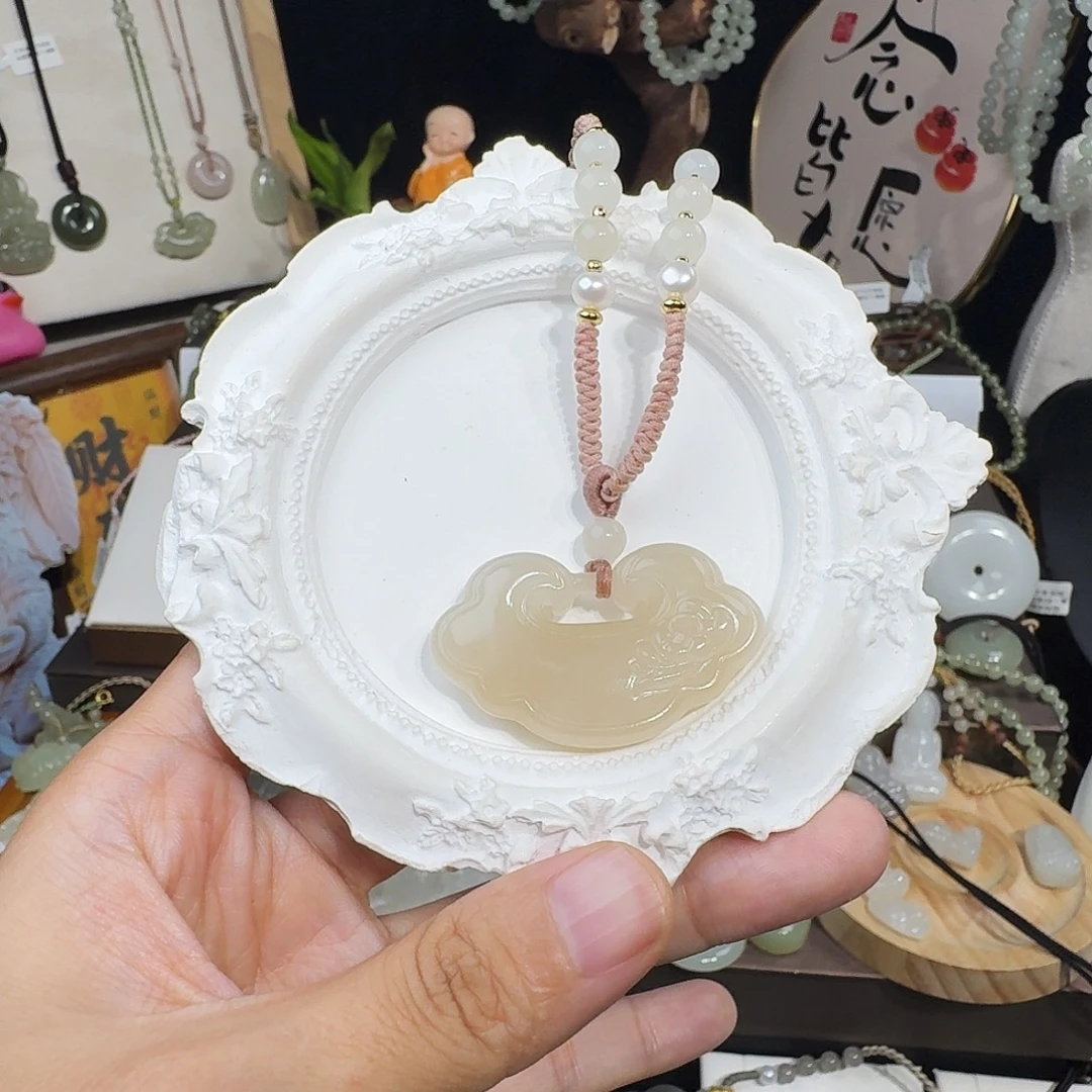 遇***彭和田玉未镶嵌颈饰