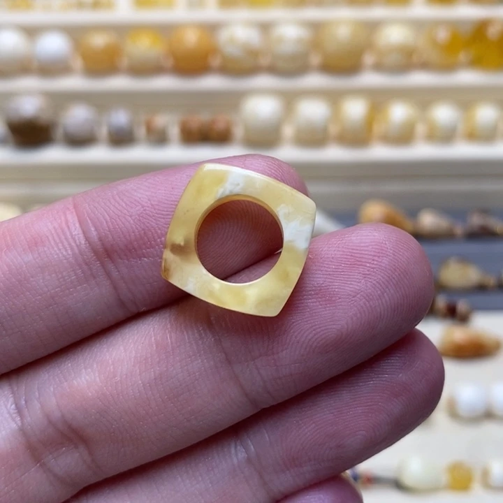 未镶嵌琥珀珠宝奇石