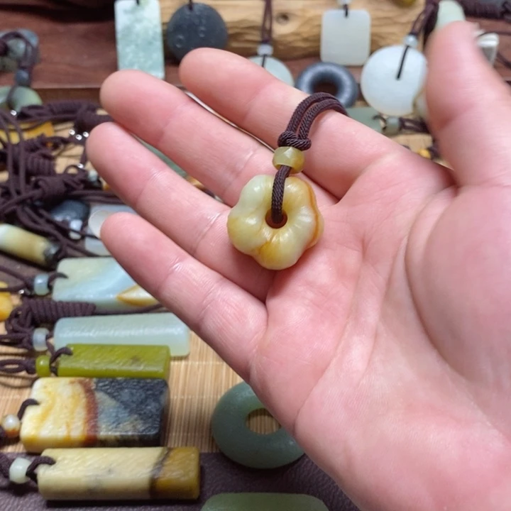 蛇纹石玉挂件未镶嵌