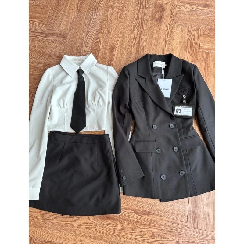 小小仟 收腰西装外套领带衬衫半裙配胸牌