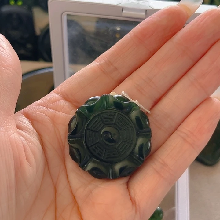 七***主蛇纹石玉未镶嵌颈饰