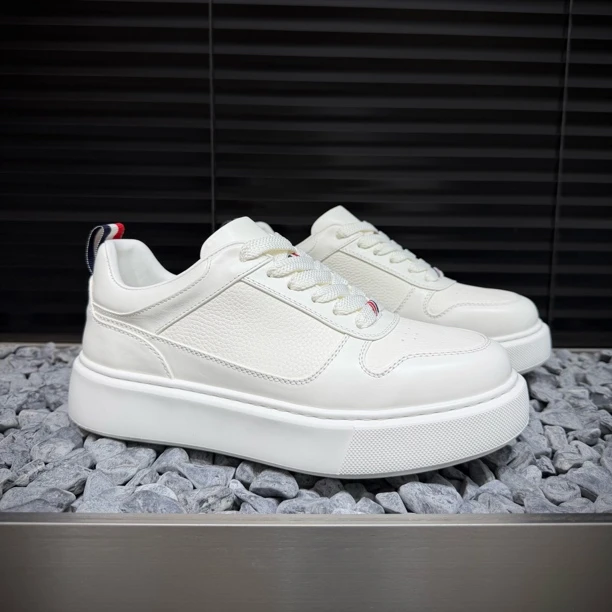 2026早春新款男士轻质增高板鞋透气休闲板鞋时尚复古系带鞋子男款