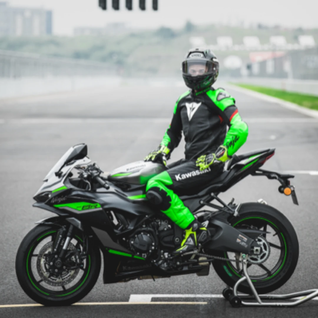 Kawasaki&Dainese联名款连衣皮衣