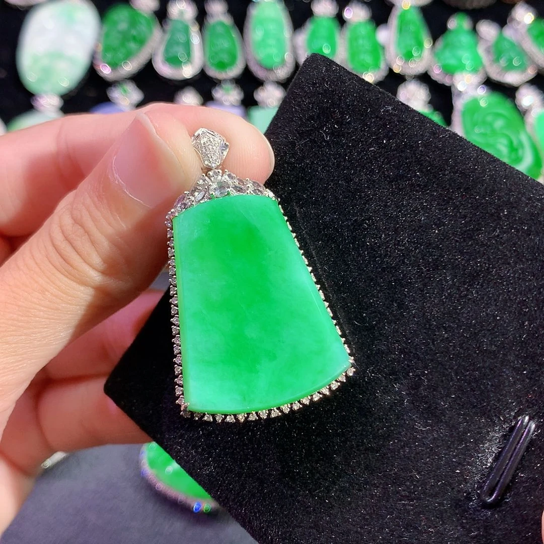 翡翠18K金镶嵌颈饰