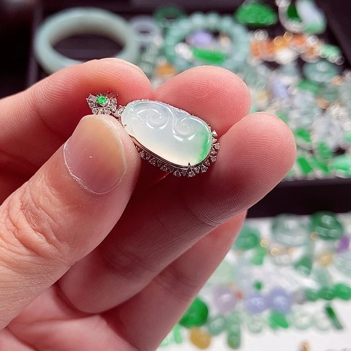 翡翠18K金镶嵌颈饰