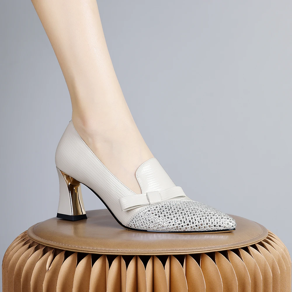 2024年新款欧美设计感小众气质单鞋优雅百搭米白简约粗跟女鞋0134