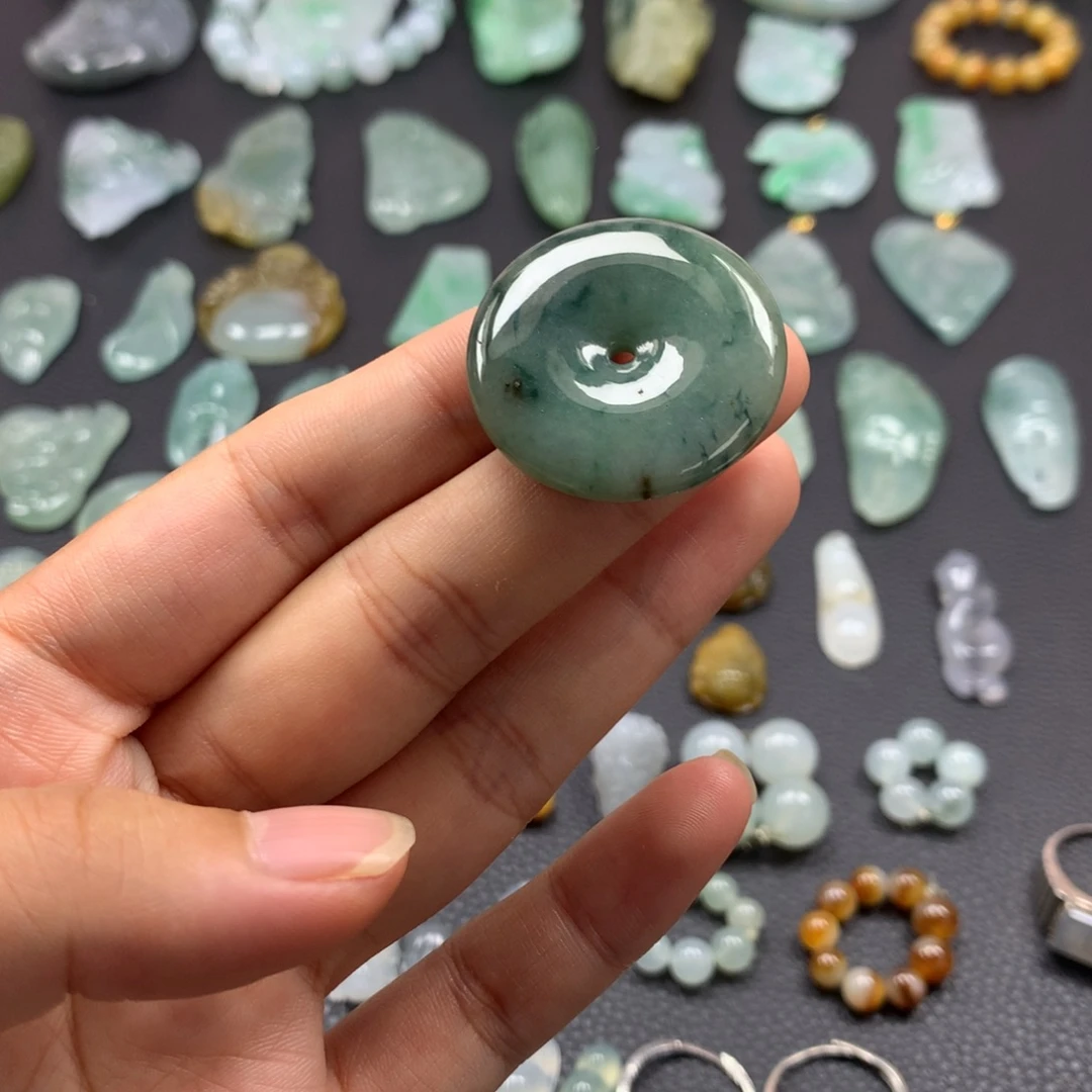 翡翠未镶嵌颈饰平安扣