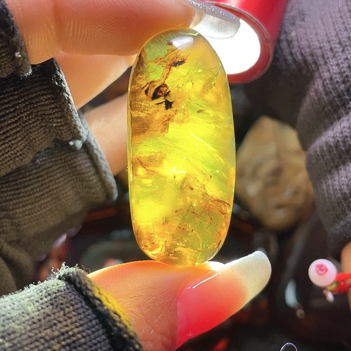 琥珀裸石未镶嵌？