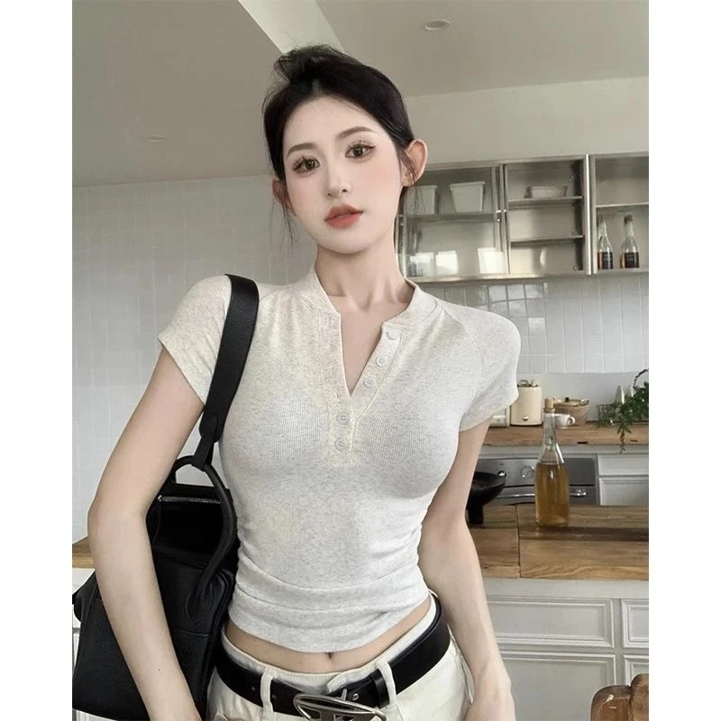 2025夏季新款排扣V领百搭锁骨小众设计感显瘦高腰纯欲纯色女短袖