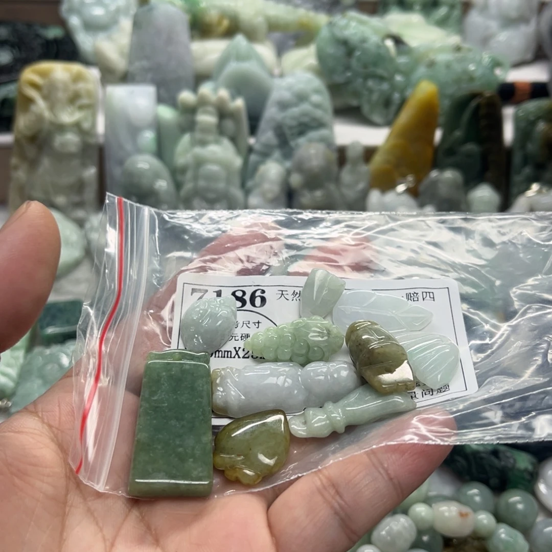 翡翠未镶嵌颈饰7186