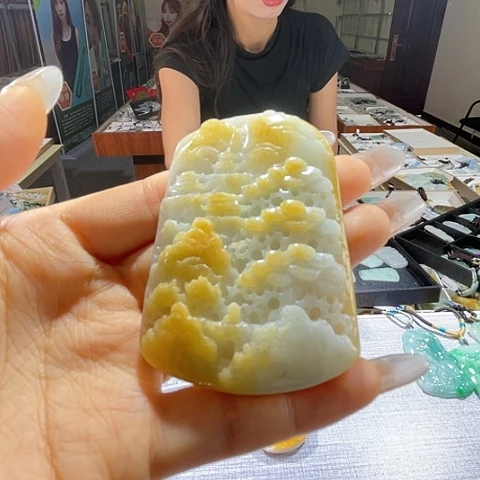 翡翠未镶嵌颈饰一个