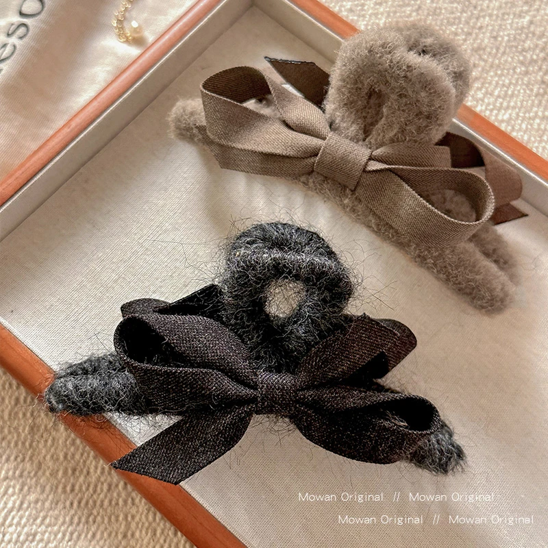 秋冬毛绒蝴蝶结交叉抓夹女高级感2025新款发夹后脑勺鲨鱼夹子发卡