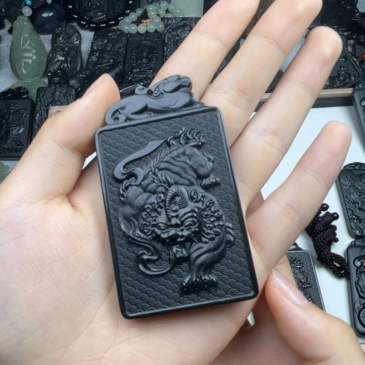 颈饰未镶嵌和田玉心**虎