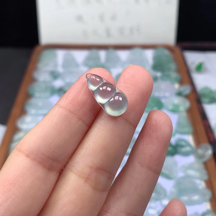 颈饰未镶嵌翡翠高冰晴底福豆