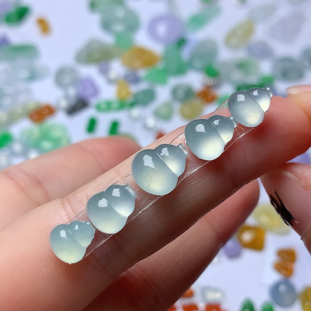 翡翠未镶嵌颈饰葫芦