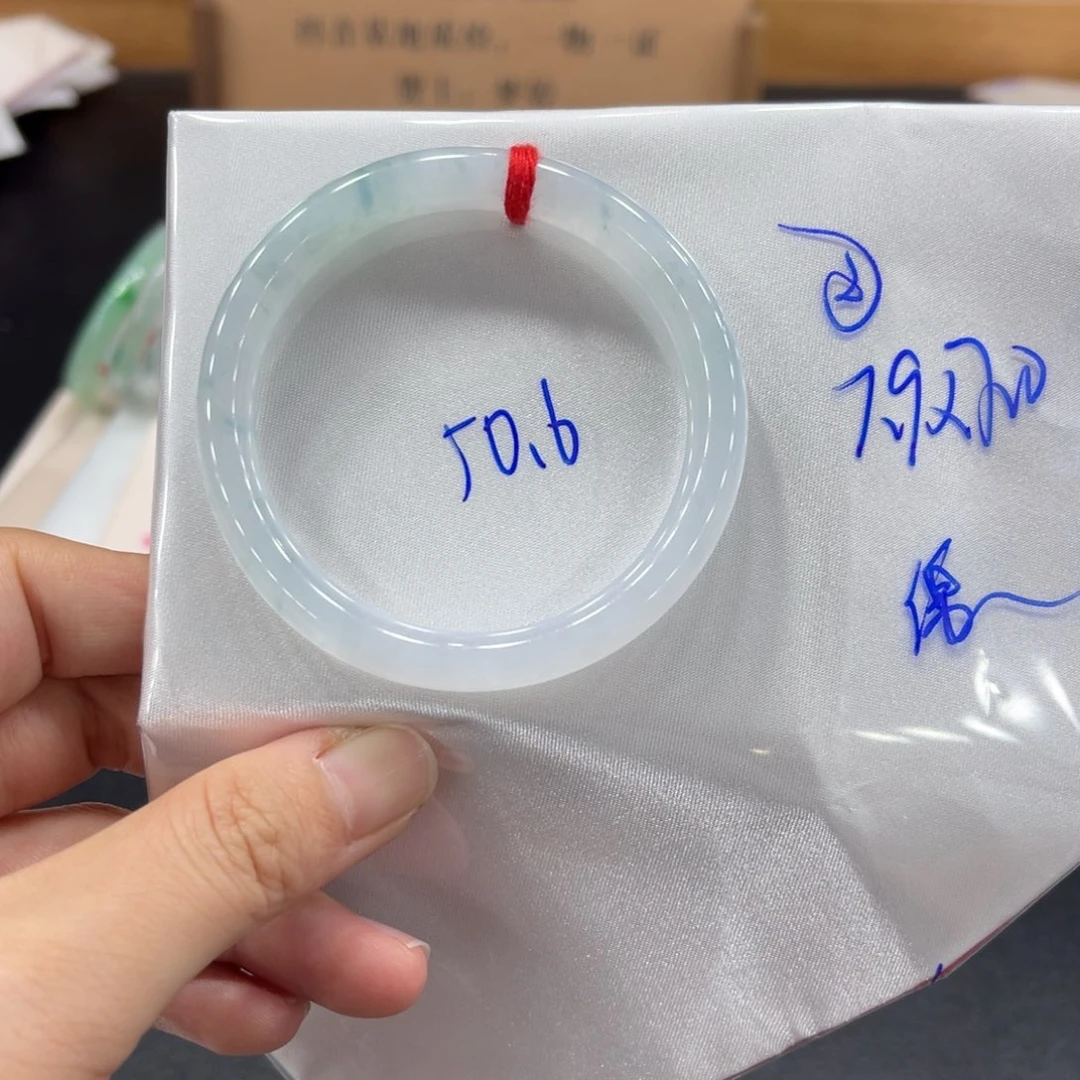 翡翠手镯未镶嵌翡翠