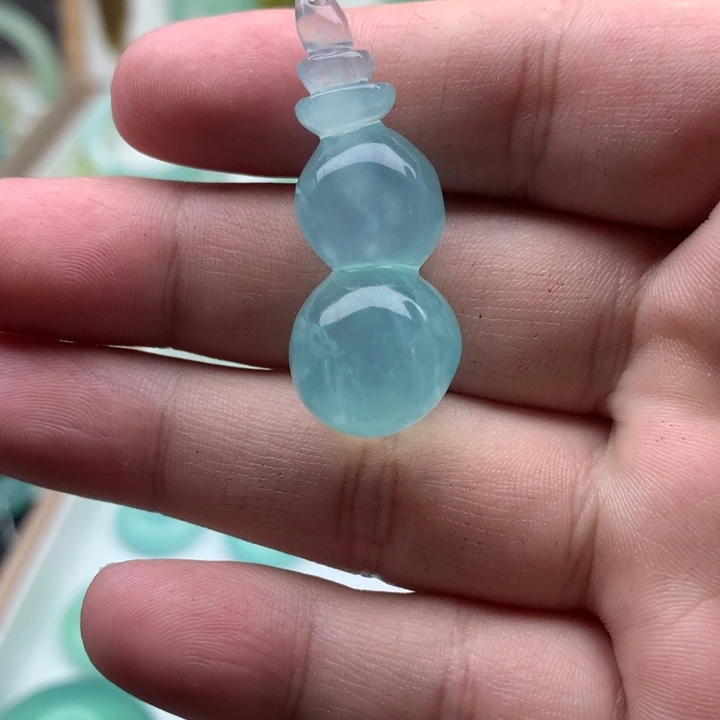 岫玉未镶嵌颈饰葫芦