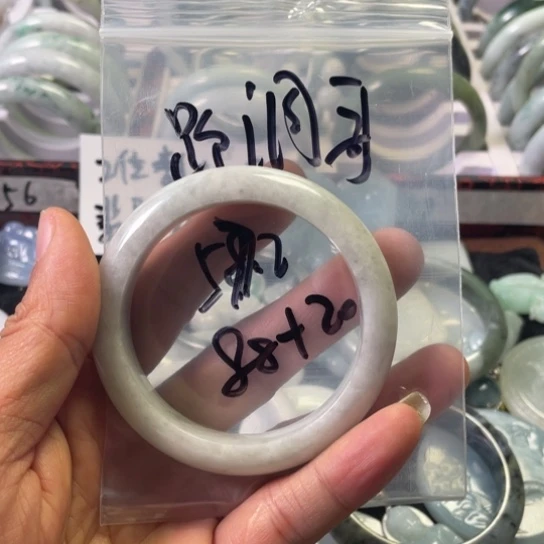翡翠手镯未镶嵌跑*哥