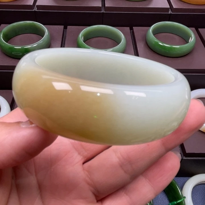 和田玉未镶嵌手镯