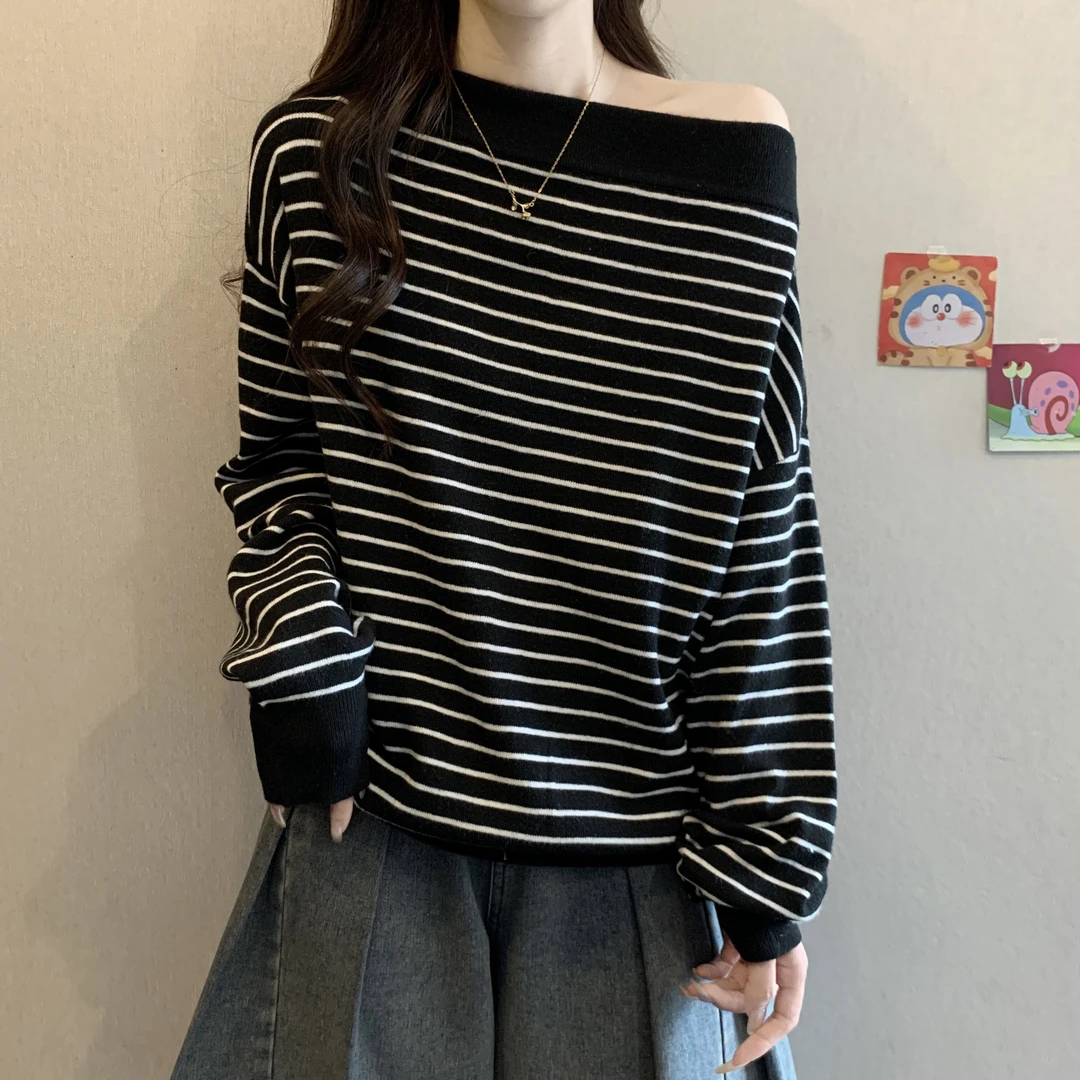 大码遮肚子一字领露肩长袖针织衫女春秋胖妹妹宽松显瘦条纹打底衫