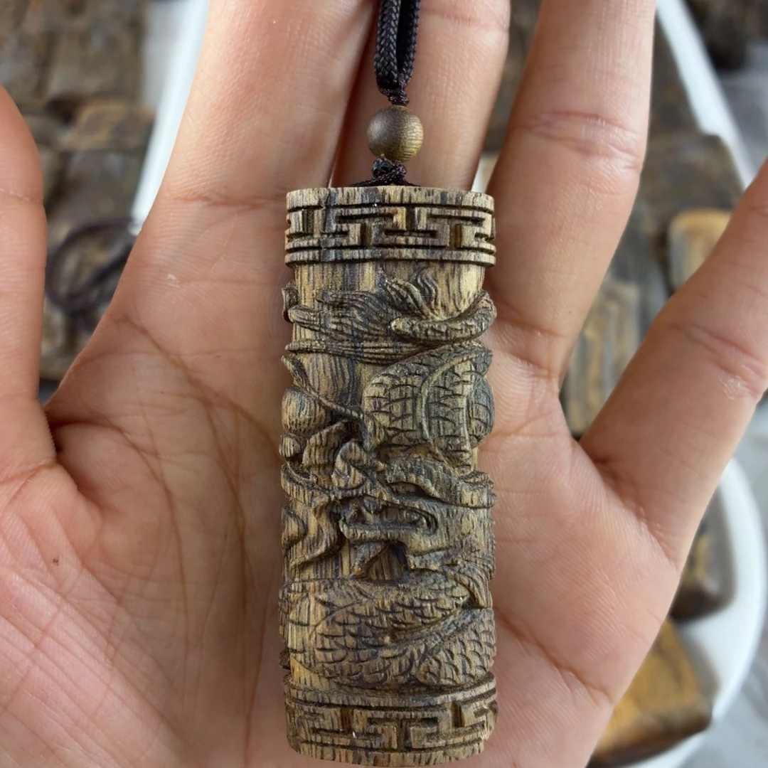 沉香吊坠立体盘龙柱雕刻牌12.5g带绳