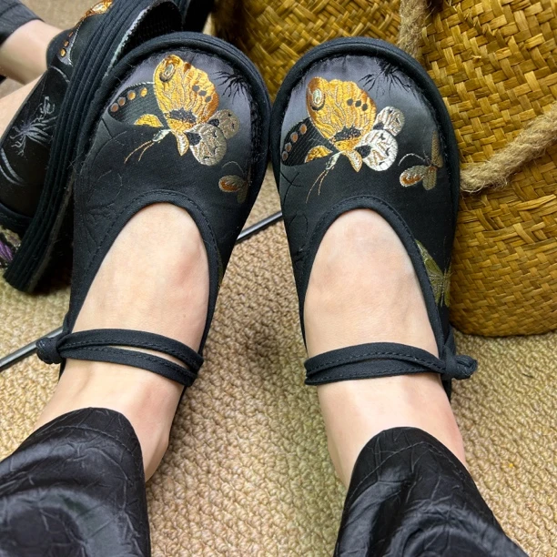 春夏复古缎面蝴蝶一字扣盘扣中国风软底老北京布鞋中式汉服鞋