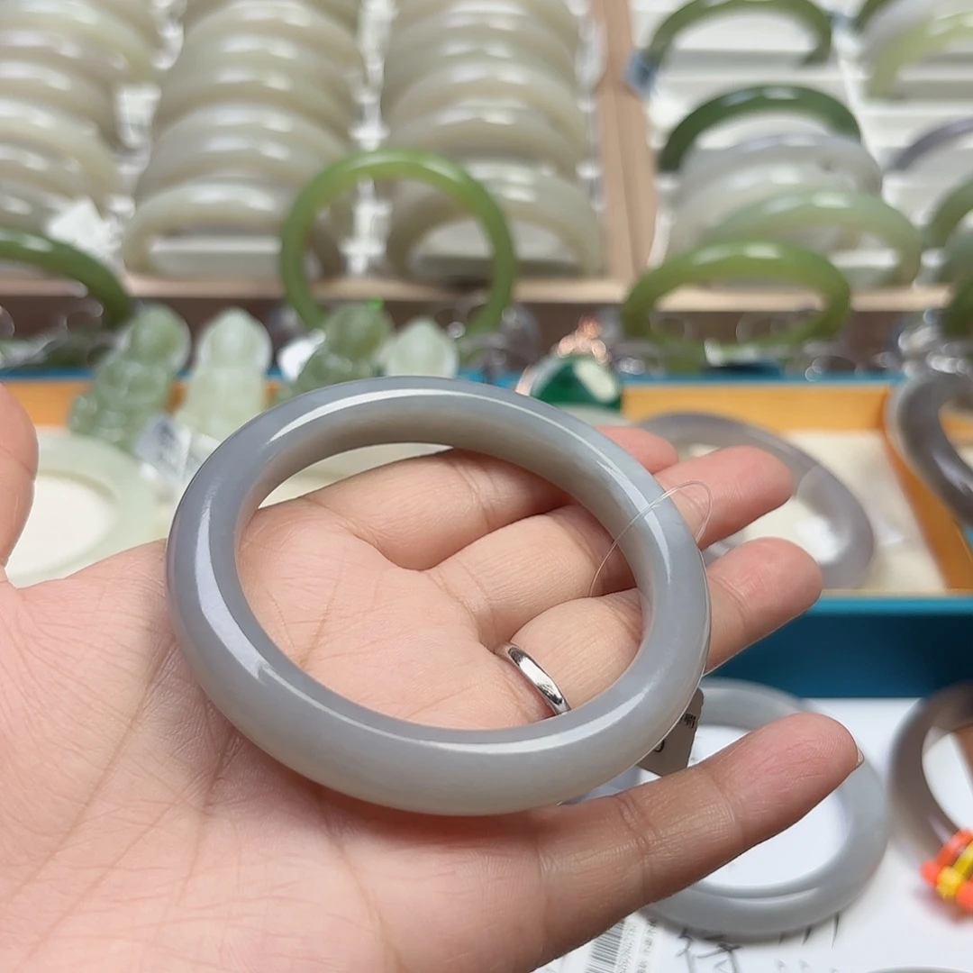 多***鱼和田玉未镶嵌手镯