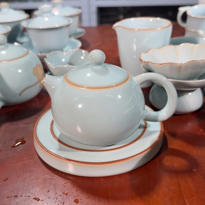 微瑕天青支钉西施壶